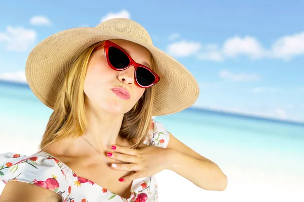 在海滩上 漂亮女子戴着太阳镜和帽子 自拍自拍时的服装 — 图库照片