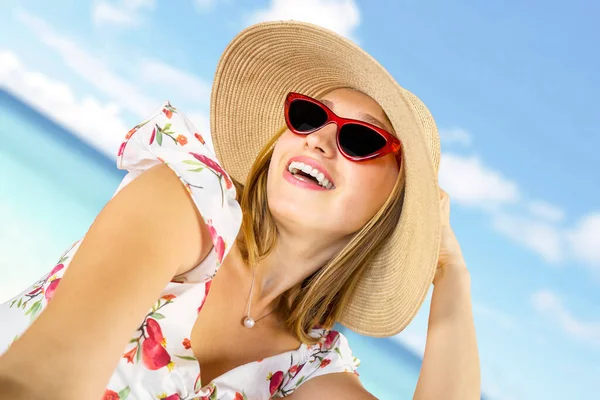 Mulher Loira Alegre Fazendo Foto Selfie Enquanto Usa Óculos Sol — Fotografia de Stock