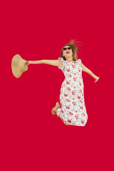 Emocionado Mujer Caucásica Saltando Estudio Mientras Llevaba Gafas Sol Sombrero —  Fotos de Stock