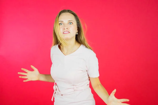 Wütende Blonde Junge Frau Blickt Studio Vor Rotem Hintergrund Die — Stockfoto