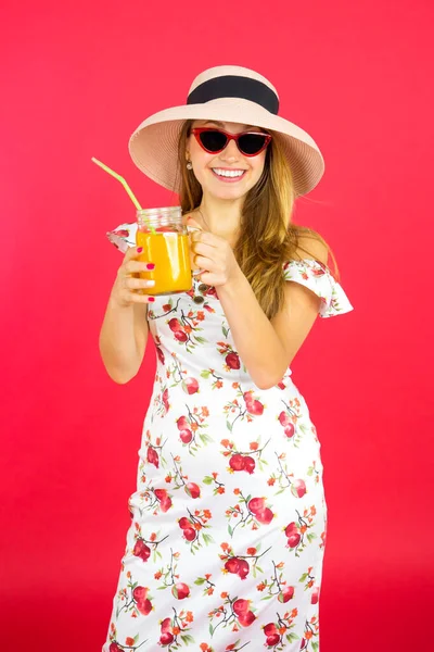 Mulher Linda Segurando Coquetel Enquanto Usava Óculos Sol Sorrindo Para — Fotografia de Stock