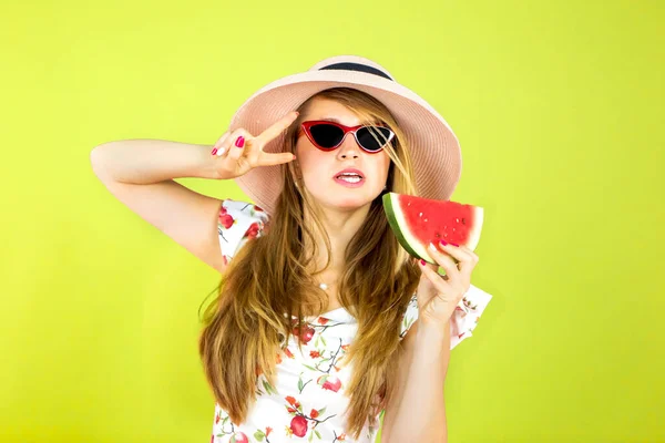 Mulher Loira Feliz Segurando Melancia Enquanto Posando Vestindo Óculos Sol — Fotografia de Stock