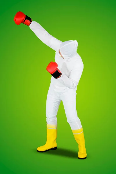 Sanitäter Schutzanzug Mit Mundschutz Und Boxhandschuhen Gedreht Studio Mit Grünem — Stockfoto