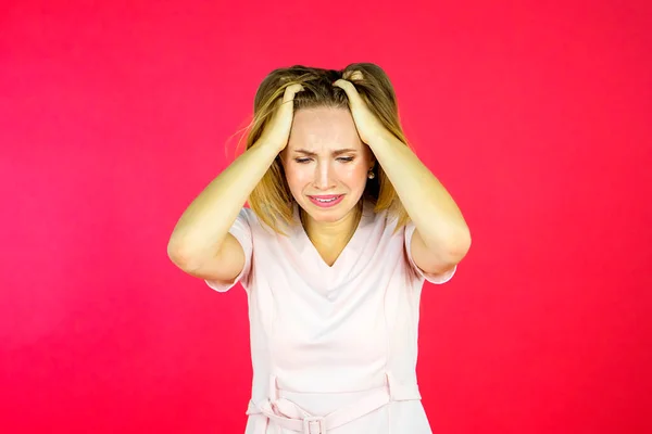 Retrato Mulher Estressante Chorando Estúdio Enquanto Agarra Seu Cabelo Sobre — Fotografia de Stock