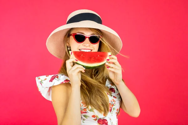 Mooie Jonge Vrouw Met Een Stuk Zoete Watermeloen Terwijl Glimlacht — Stockfoto