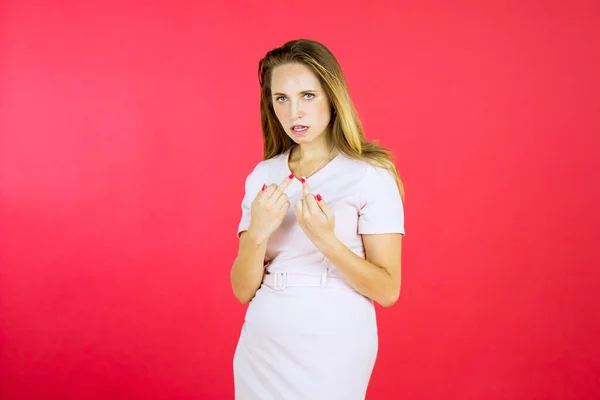 Kızgın Genç Bir Kadın Stüdyoda Kırmızı Arka Planda Kameraya Bakarken — Stok fotoğraf