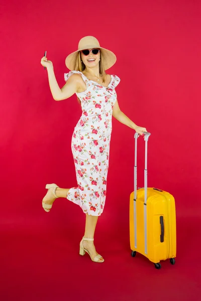 Feliz Jovem Caucasiano Mulher Vestindo Vestido Verão Enquanto Segurando Mala — Fotografia de Stock