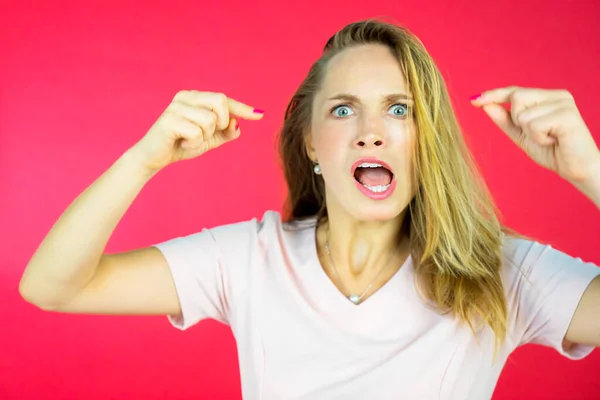 Portret Van Een Gekke Blanke Vrouw Schreeuwend Wijzend Naar Camera — Stockfoto