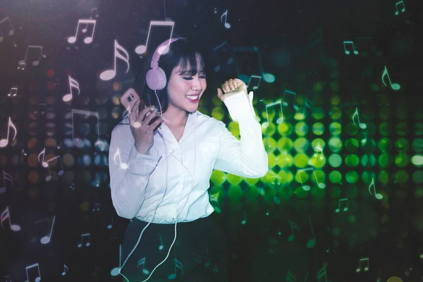Pretty Młoda Kobieta Korzystających Muzyki Podczas Tańca Telefonu Komórkowego Słuchawki — Zdjęcie stockowe