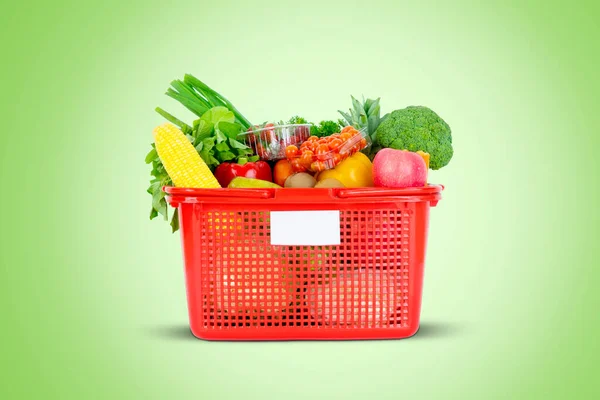 Legumes Frescos Frutas Uma Cesta Plástico Sobre Mesa Estúdio Com — Fotografia de Stock