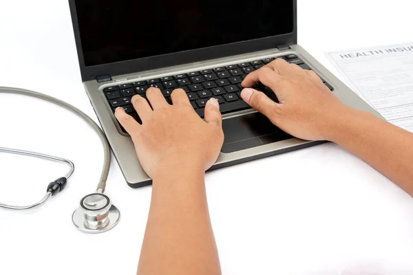 Закрыть Руки Молодого Человека Использующего Ноутбук Заполнить Бланк Заявления Медицинскую — стоковое фото