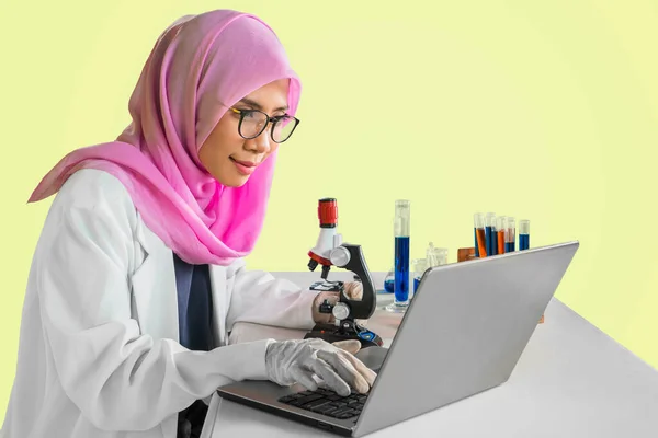 Muslimská Žena Lékař Pomocí Notebooku Mikroskopu Při Experimentování Studiu — Stock fotografie