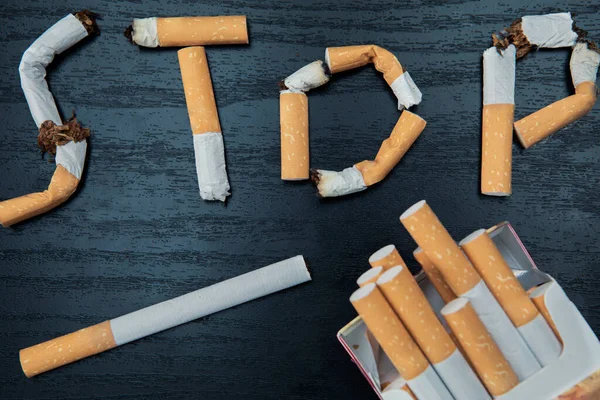 Sigara Içmeyi Bırak Kırık Sigaralar Ahşap Masada Bir Kelime Oluşturdu — Stok fotoğraf