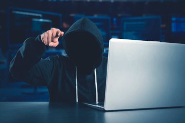 Tehlikeli hacker kamerayı dizüstü bilgisayar ve kodlama geçmişiyle göstererek tehdit ediyor.