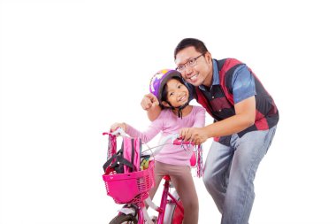 Mutlu baba stüdyoda bisikletli kızına eşlik ederken bir şeyi işaret ediyor. Beyaz arkaplanda izole