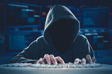 Bilgisayar klavyesinde kodlama arka planına sahip tanımlanamayan hacker yazımı