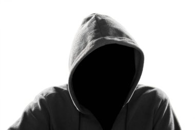 Siyah yüzlü kapüşonlu hacker beyaz arka planda izole edilmiş.
