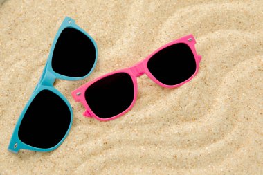 Kumsalda iki güneş gözlüğü kapat. Yaz tatili kavramı