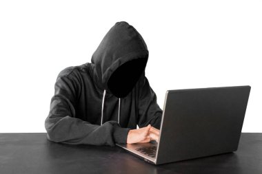Masada dizüstü bilgisayar kullanan, beyaz arkaplanda izole edilmiş, koyu yüzlü bilinmeyen programcı