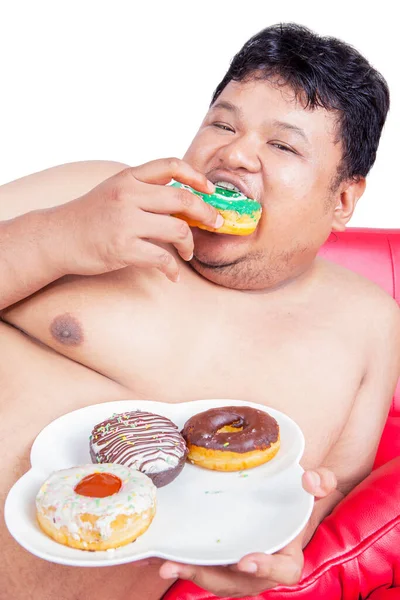 Sluiten Van Uitgehongerde Dikke Man Die Een Bord Donuts Eet — Stockfoto