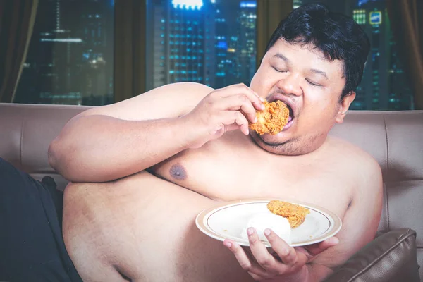 Close Starving Fat Man Eating Plate Fried Chicken While Sitting — Stock Photo, Image