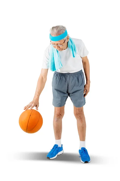 スタジオでバスケットボールをしながらスポーツウェアを着た高齢者 白地に隔離された — ストック写真