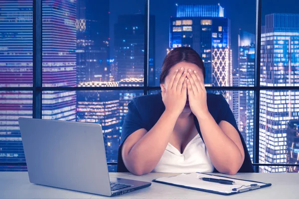 Kövér Üzletasszony Néz Szomorú Miközben Eltakarja Arcát Kezét Laptop Írótábla — Stock Fotó