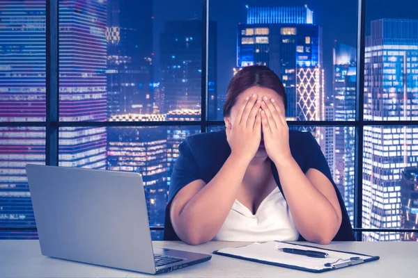 Vet Zakenvrouw Kijkt Verdrietig Terwijl Het Bedekken Van Haar Gezicht — Stockfoto