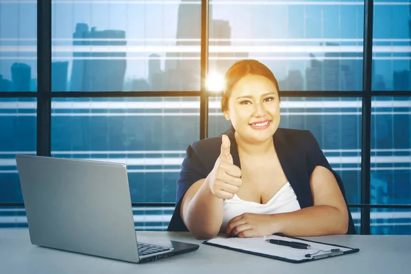 Şişman Kadını Ofiste Dizüstü Bilgisayar Panoyla Çalışırken Kameraya Baş Parmağını — Stok fotoğraf