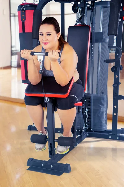 Mujer Gorda Usando Ropa Deportiva Mientras Ejercita Sus Bíceps Con — Foto de Stock