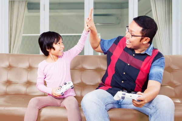 Sorrindo Pai Sua Filha Fazendo Alto Cinco Gesto Juntos Para — Fotografia de Stock