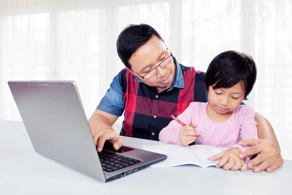 Jovem Pai Ajudando Sua Filha Usar Laptop Enquanto Aprende Escrever — Fotografia de Stock