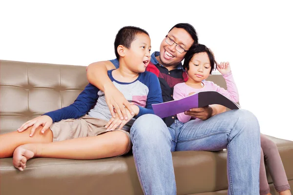 Lächelnder Vater Der Seinen Kindern Ein Buch Vorliest Während Auf — Stockfoto