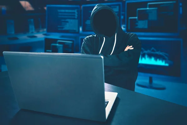 Неузнаваемый Хакер Выглядит Мыслящим Ноутбуком Столе Кодовым Фоном — стоковое фото