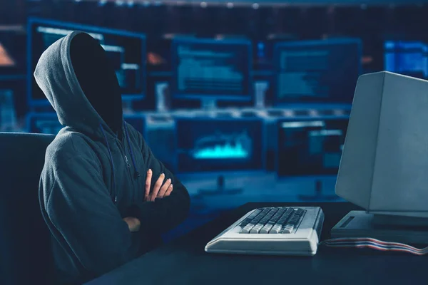 Hacker Desconocido Con Capucha Pensando Con Computadora Escritorio Codificación Fondo — Foto de Stock