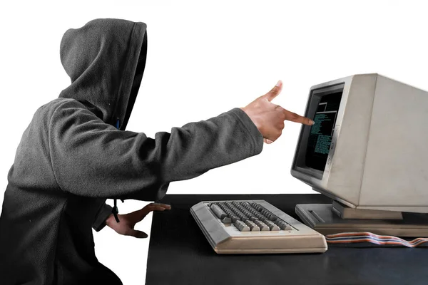 黑客指着屏幕上有二进制代码的旧计算机监视器 在白色背景下被隔离 — 图库照片