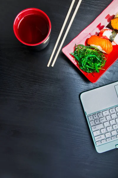 Vista Superior Computadora Portátil Con Juego Sashimi Sushi Salsa Soja — Foto de Stock