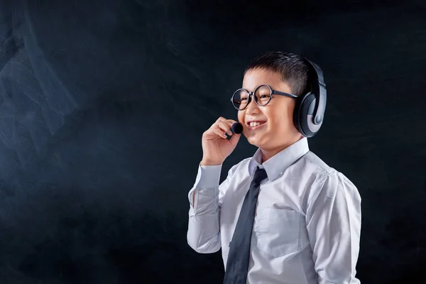 Menino Vestindo Fones Ouvido Enquanto Trabalhava Como Serviço Cliente Com — Fotografia de Stock