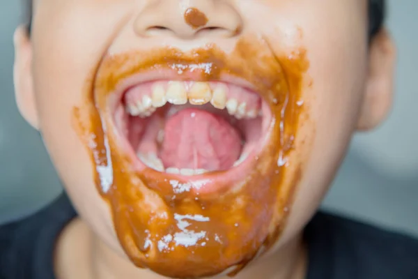 Närbild Okänd Liten Pojke Med Stökig Choklad Runt Munnen Samtidigt — Stockfoto