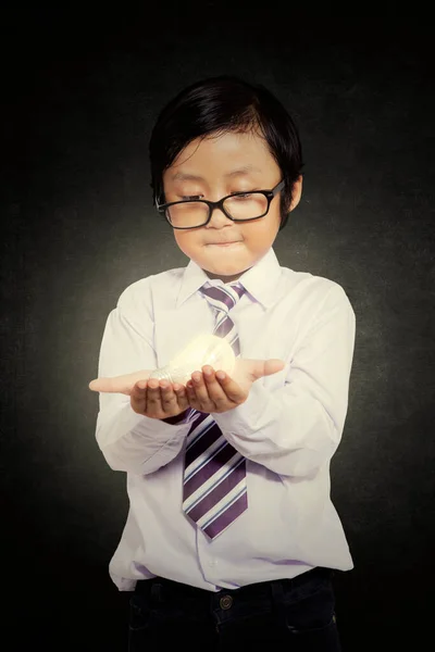 Pequeño Hombre Negocios Sosteniendo Una Lámpara Brillante Mientras Está Pie — Foto de Stock