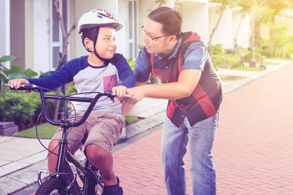 Молодой Человек Впервые Обучает Своего Мальчика Кататься Велосипеде Жилищной Дороге — стоковое фото