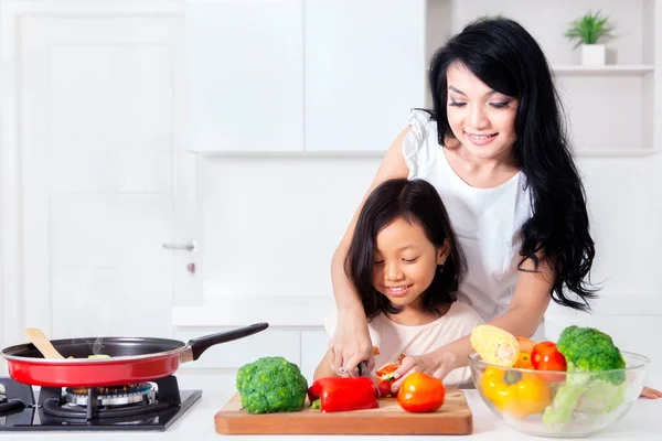 Mãe Feliz Sua Filha Preparando Para Fazer Salada Saudável Enquanto — Fotografia de Stock