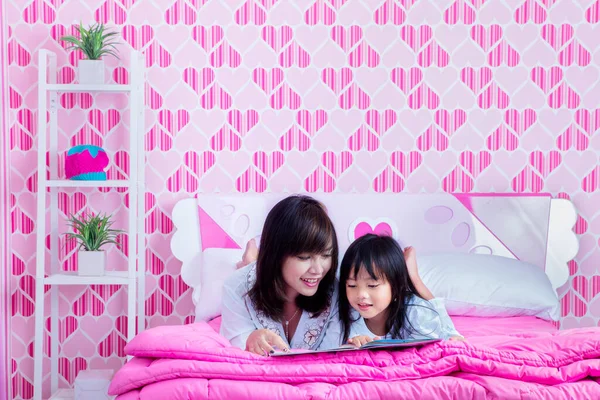 Mãe Feliz Sua Filha Lendo Livro Cama Antes Dormir Tiro — Fotografia de Stock