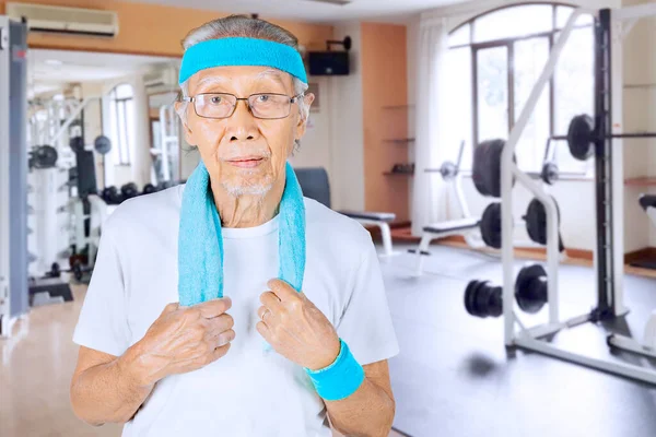 Gamle Man Sportkläder När Han Står Gymmet — Stockfoto