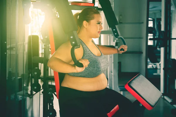 Överviktig Kvinna Bär Sportkläder Träningen Med Träningsmaskin Gymmet Centrum Solljus — Stockfoto