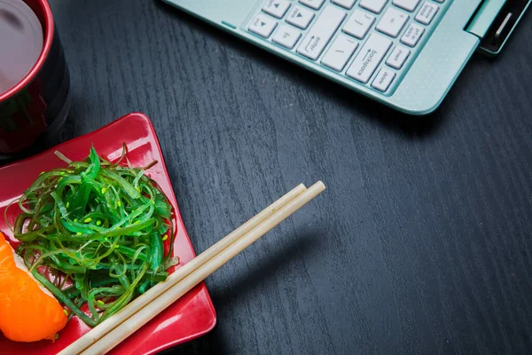 Großaufnahme Von Algen Und Sushi Auf Einem Roten Teller Mit — Stockfoto