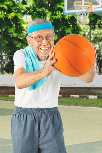 Старший Мужчина Играет Проходит Баскетбол Баскетбольной Площадке Спортивной Одежде — стоковое фото