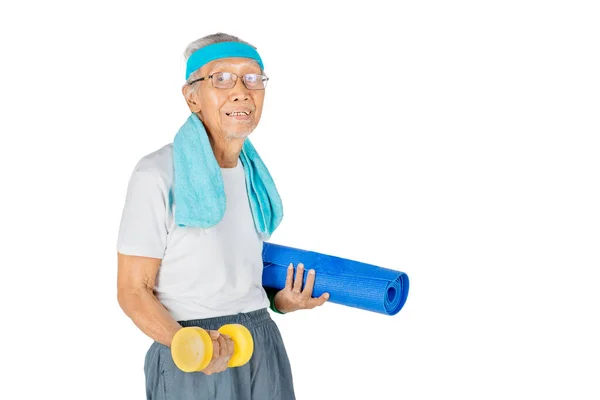 Senior Man Met Een Mat Halter Tijdens Voorbereiding Yoga Oefening — Stockfoto