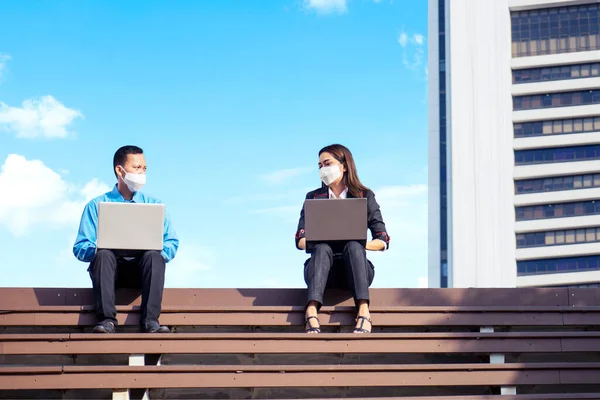Két Üzletember Akik Laptopot Használnak Beszélgetnek Egymással Miközben Külön Ülnek — Stock Fotó