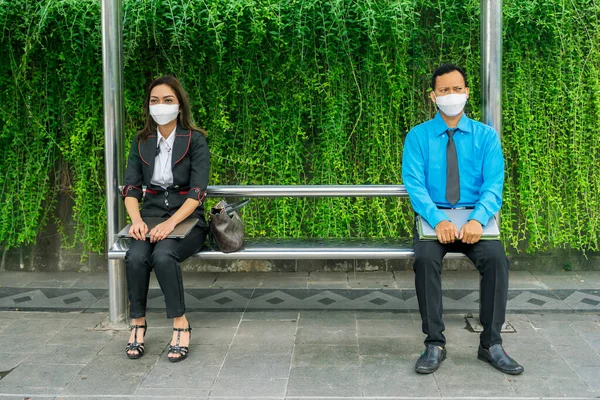 Business Lidé Nosí Masku Při Čekání Veřejné Dopravy Sedí Samostatně — Stock fotografie
